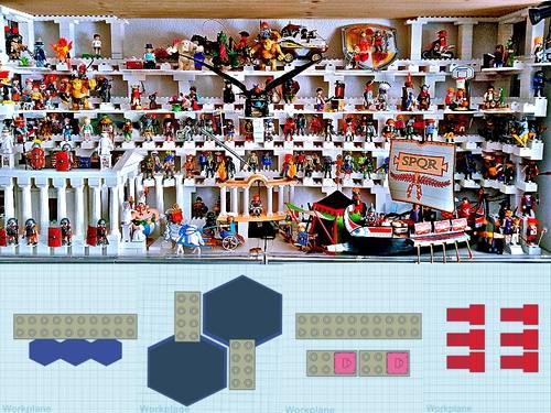 Sammlerregal voller Playmobil-Figuren, darunter die Entwürfe der selbst gedruckten Sockel und Halterungen