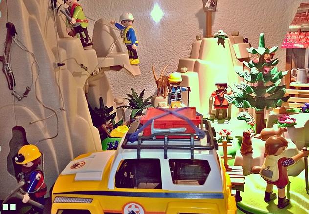 Bergrettungs-Diorama mit Kletterern und Geländewagen
