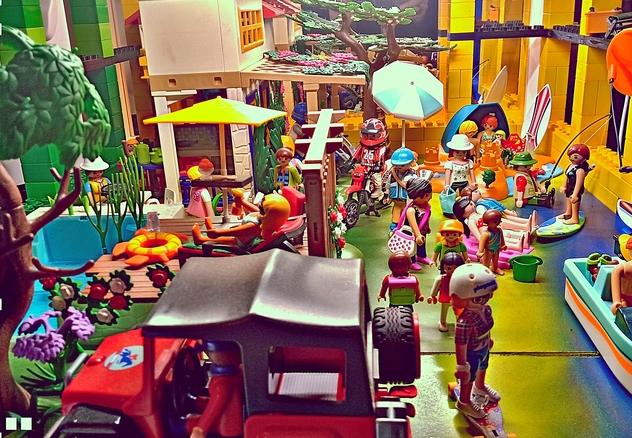 Sommerliches Diorama mit Pool, Booten und vielen Figuren