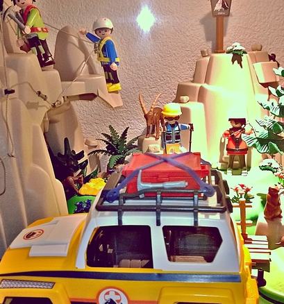 Bergrettungs-Diorama mit Playmobil-Figuren