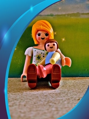 Playmobil-Figur einer Mutter mit Baby auf dem Arm