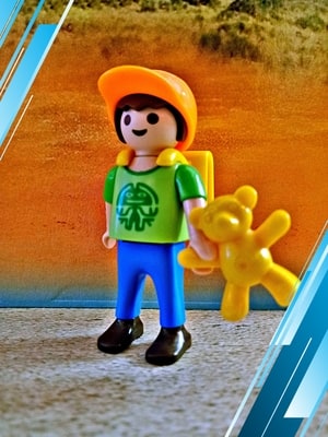 Playmobil-Junge mit gelbem Teddybär