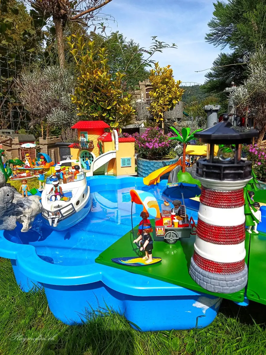 Ein Wasserpark neben den Gleisen – Aquapark