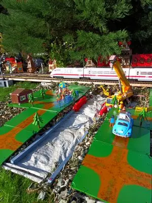 Playmobil Strassenbau an der Gartenbahn – Foto 2 von 9