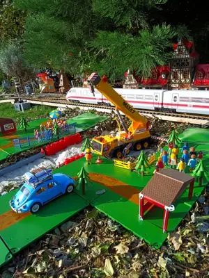 Playmobil Strassenbau an der Gartenbahn – Foto 3 von 9