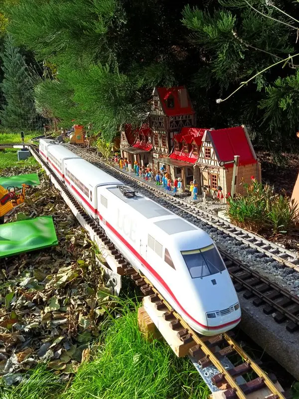 Playmobil Strassenbau an der Gartenbahn – Titelbild des Albums (Eisenbahn & Gartenbahn)