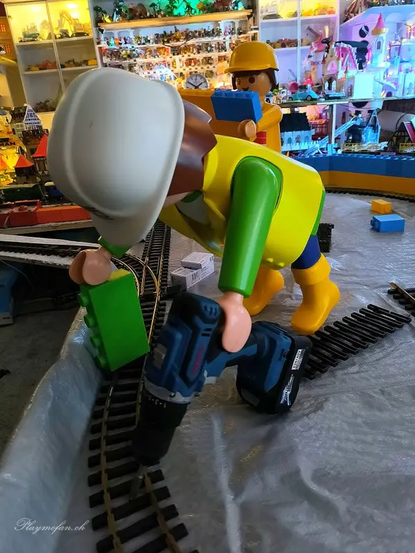 Playmobil Eisenbahn bauen (drinnen) – Titelbild des Albums (Playmo-XXL)
